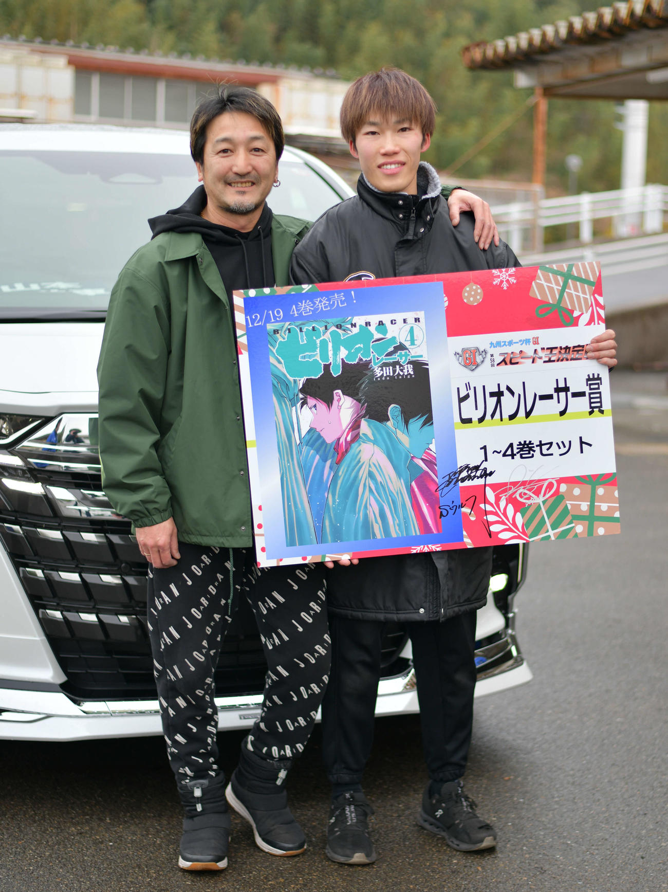 準決10Rを制し副賞を手にする佐藤励（右）と同2着で優出を果たした竹谷隆（左）（撮影・土居恒久）