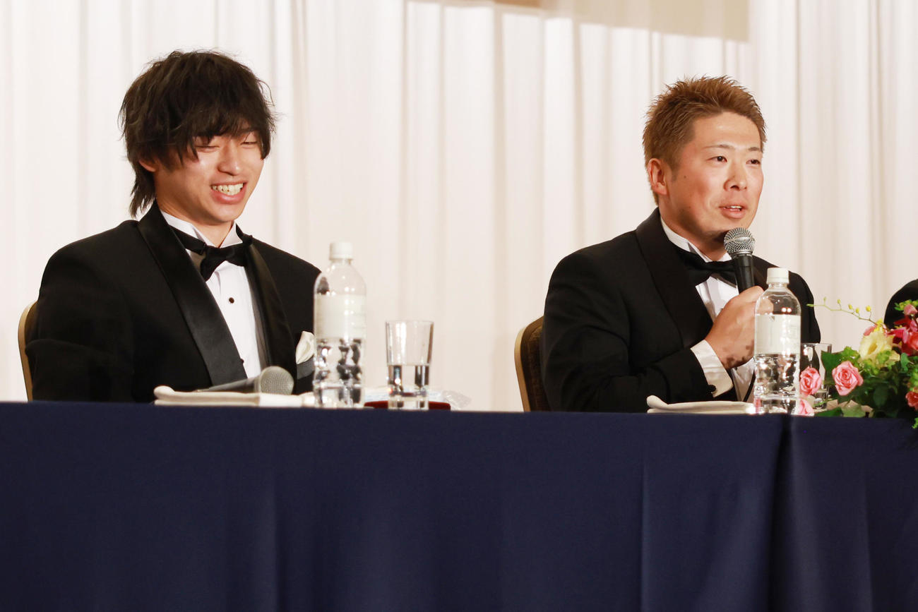 KEIRINグランプリ2023の会見で、並びを聞かれ山口拳矢（左）に確認してから答える深谷知広（撮影・野上伸悟）