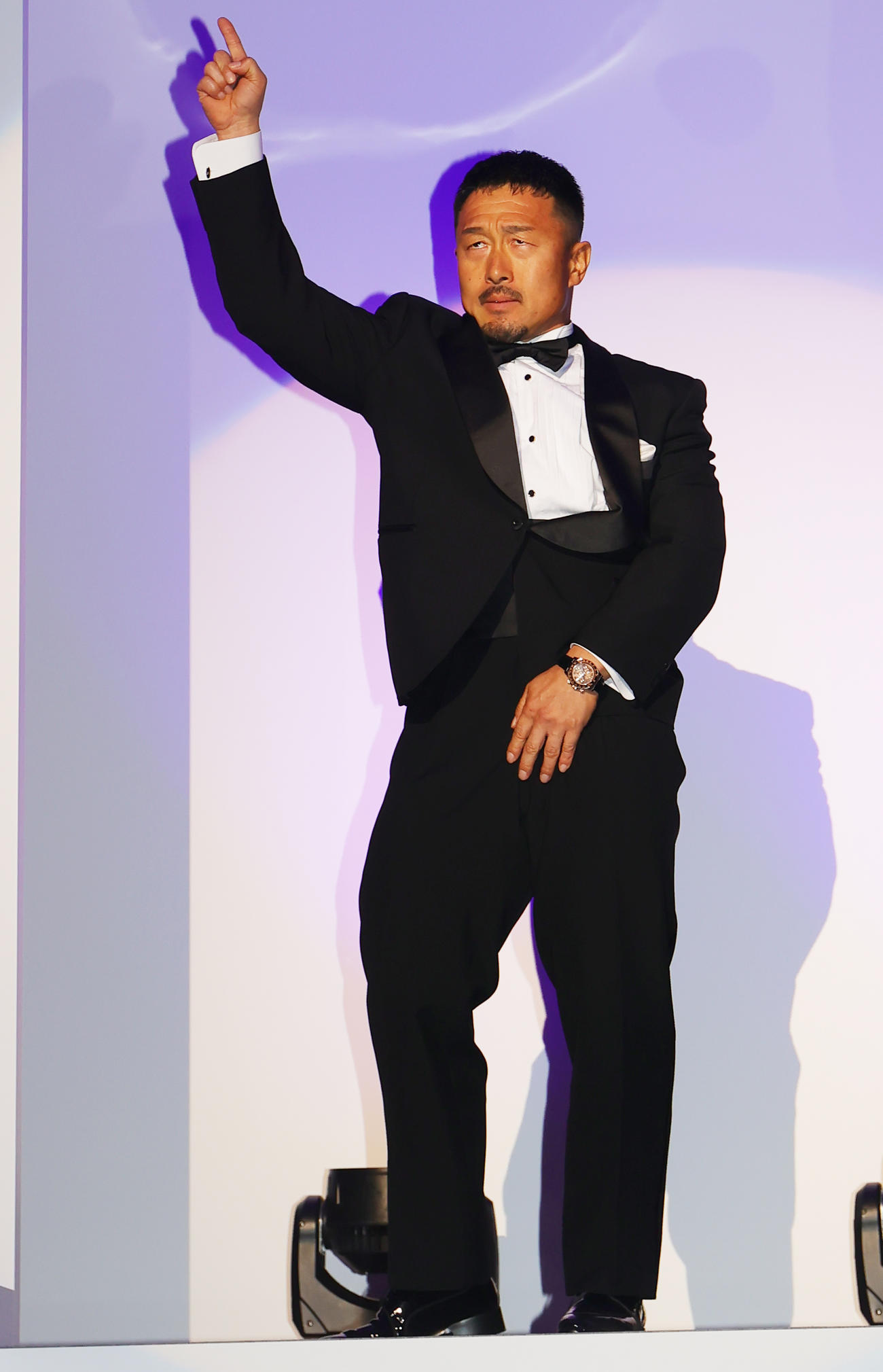 KEIRINグランプリ2023の前夜祭でカズダンスばりに登場する佐藤慎太郎（撮影・野上伸悟）