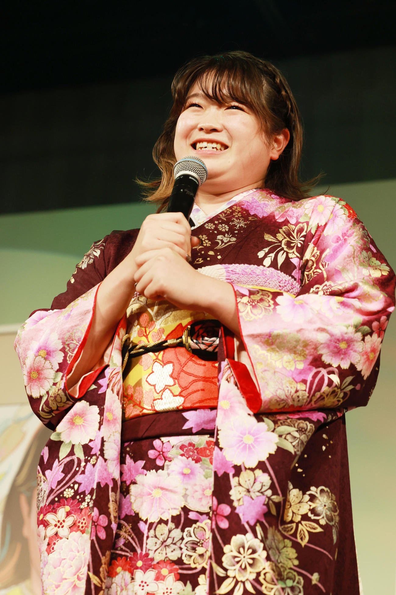 ガールズグランプリ2023の前夜祭に晴れ着姿で登場した尾方真生（撮影・野上伸悟）
