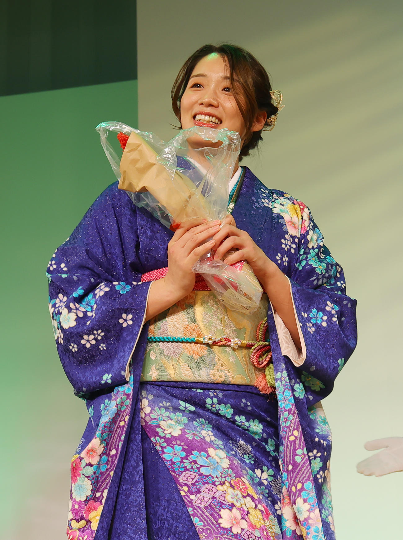 ガールズグランプリ2023の前夜祭に晴れ着姿で登場した吉川美穂（撮影・野上伸悟）