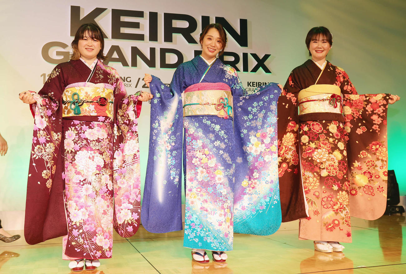 ガールズグランプリ2023の前夜祭に晴れ着姿で登場した左から尾方真生、吉川美穂、坂口楓華（撮影・野上伸悟）