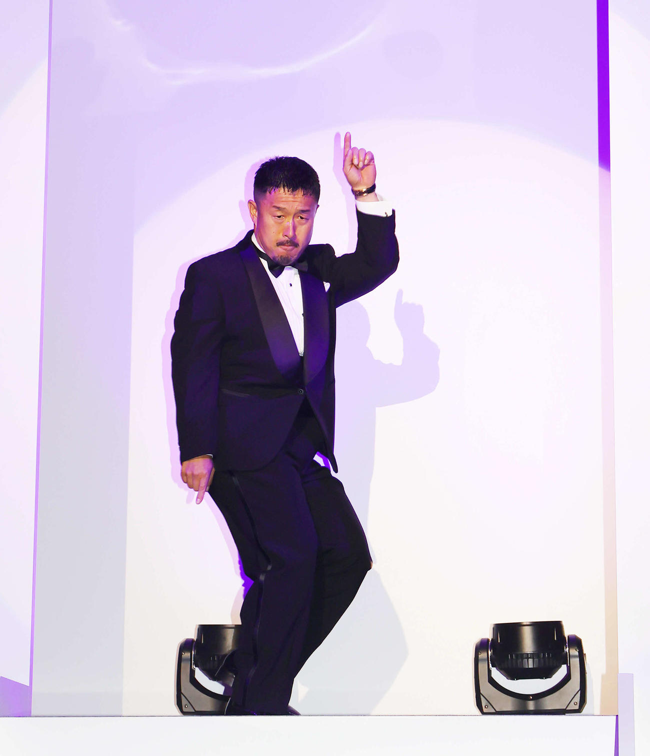 KEIRINグランプリ2023の前夜祭でダンスをしながら登場する佐藤慎太郎（撮影・野上伸悟）