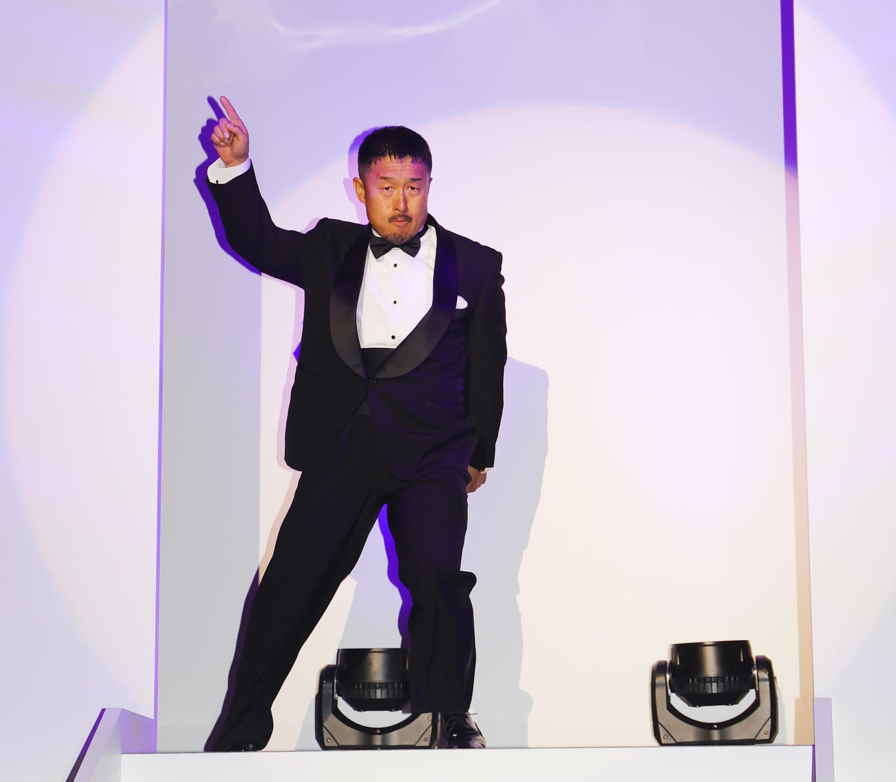 KEIRINグランプリ2023の前夜祭でダンスをしながら登場する佐藤慎太郎（撮影・野上伸悟）
