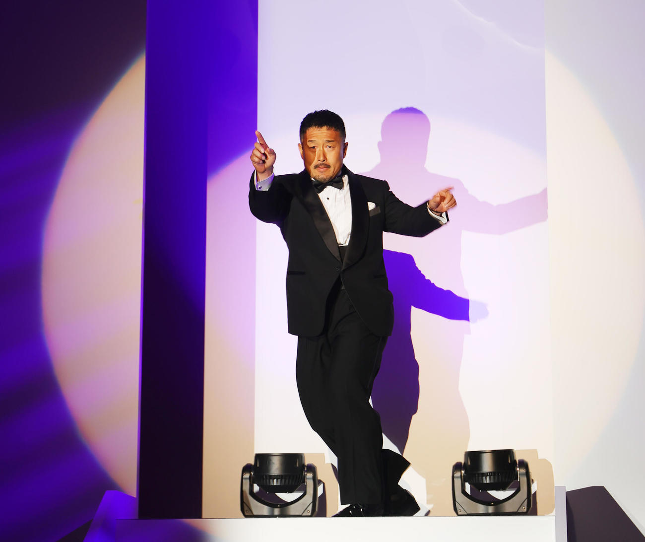 KEIRINグランプリ2023の前夜祭でダンスをしながら登場する佐藤慎太郎（撮影・野上伸悟）
