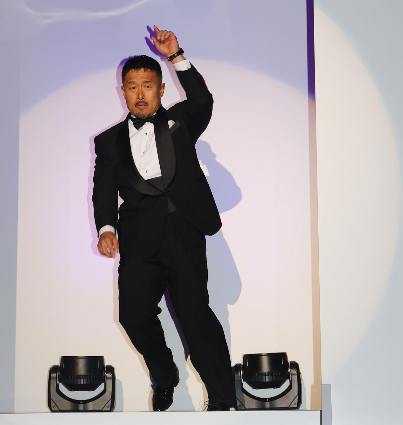 KEIRINグランプリ2023の前夜祭でダンスをしながら登場する佐藤慎太郎（撮影・野上伸悟）