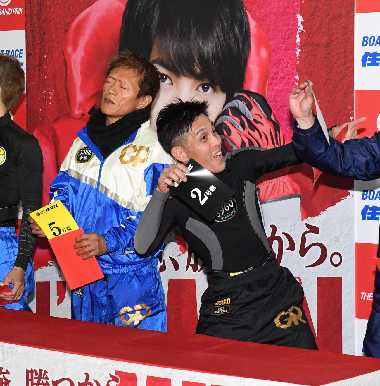 B組の枠番抽選で2枠を引き喜ぶ菊地孝平（右）の横で5枠を引きがっくりする今垣光太郎（撮影・前岡正明）
