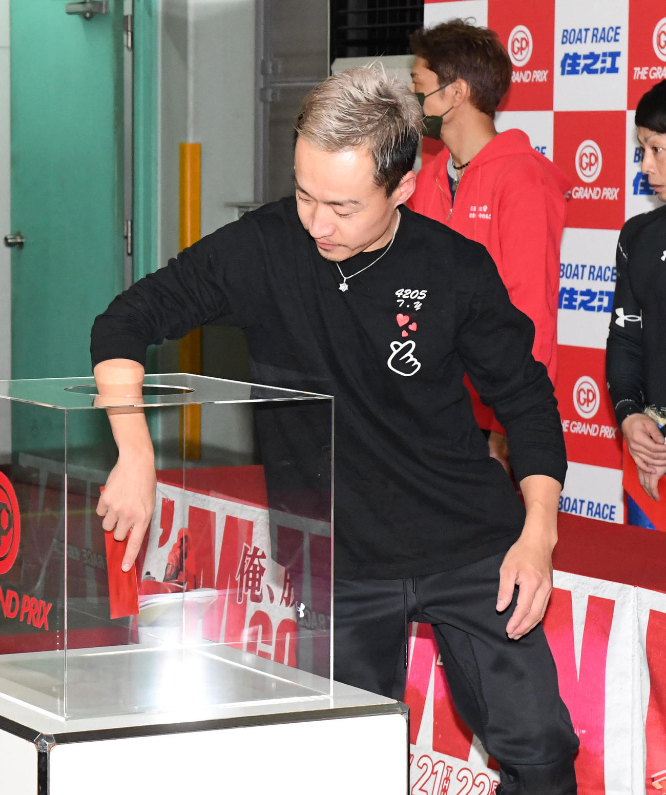 第38回グランプリ初日　A組の枠番抽選で残った封筒を引く山口剛（撮影・前岡正明）