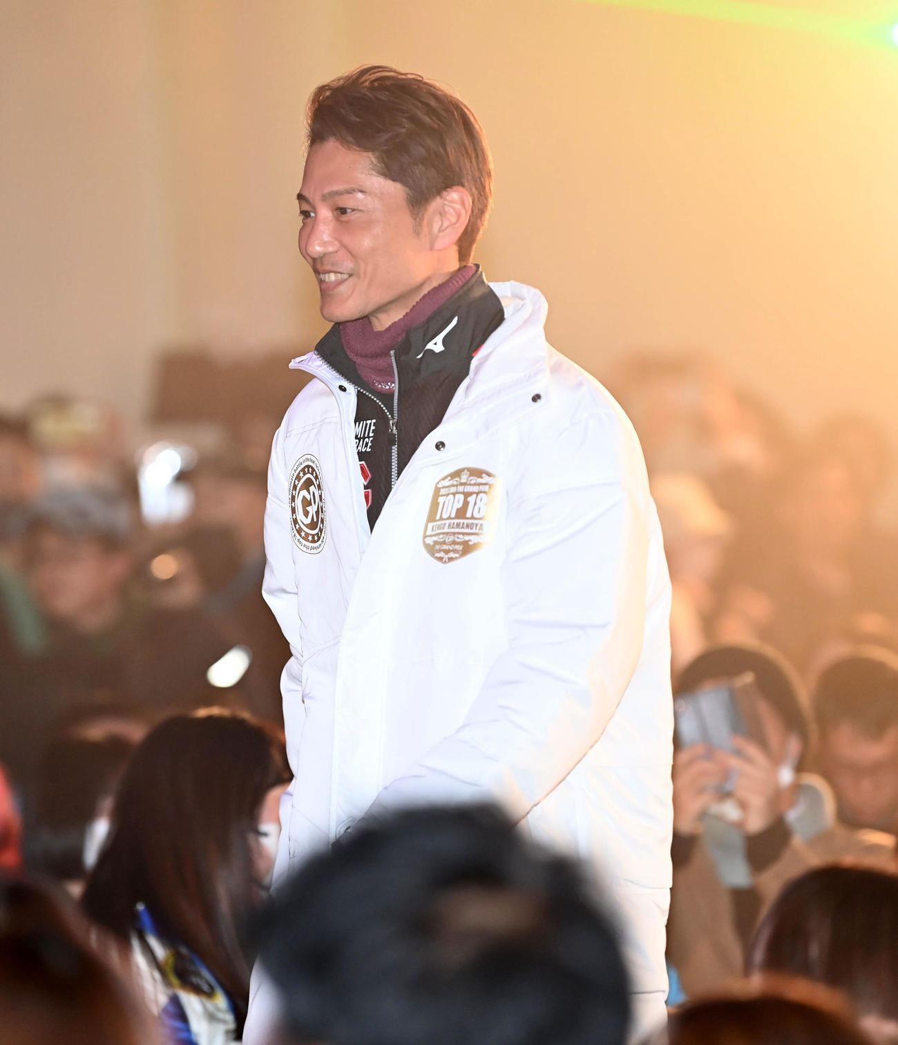 オープニングセレモニーでファンの声援を受け入場する浜野谷憲吾（撮影・前岡正明）