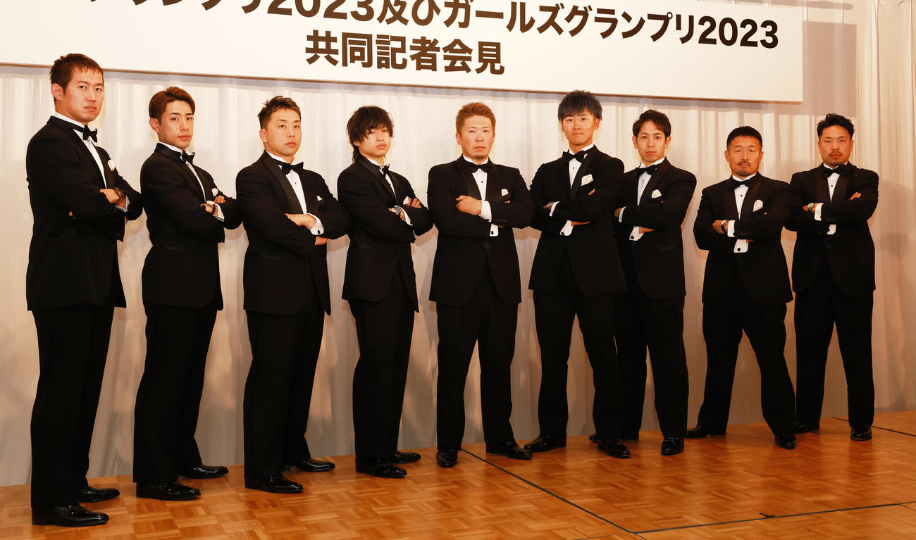 KEIRINグランプリ2023の会見を行った右から車番順に古性優作、佐藤慎太郎、松浦悠士、真杉匠、深谷知広、山口拳矢、清水裕友、新山響平、脇本雄太（撮影・野上伸悟）