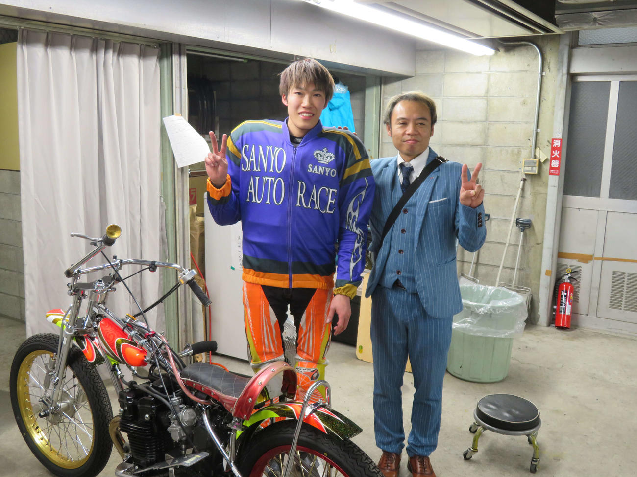 G1初優出で初Vを決めた23歳の若手レーサー佐藤励（左）。右は師匠の阿部剛士（撮影・小川将司）