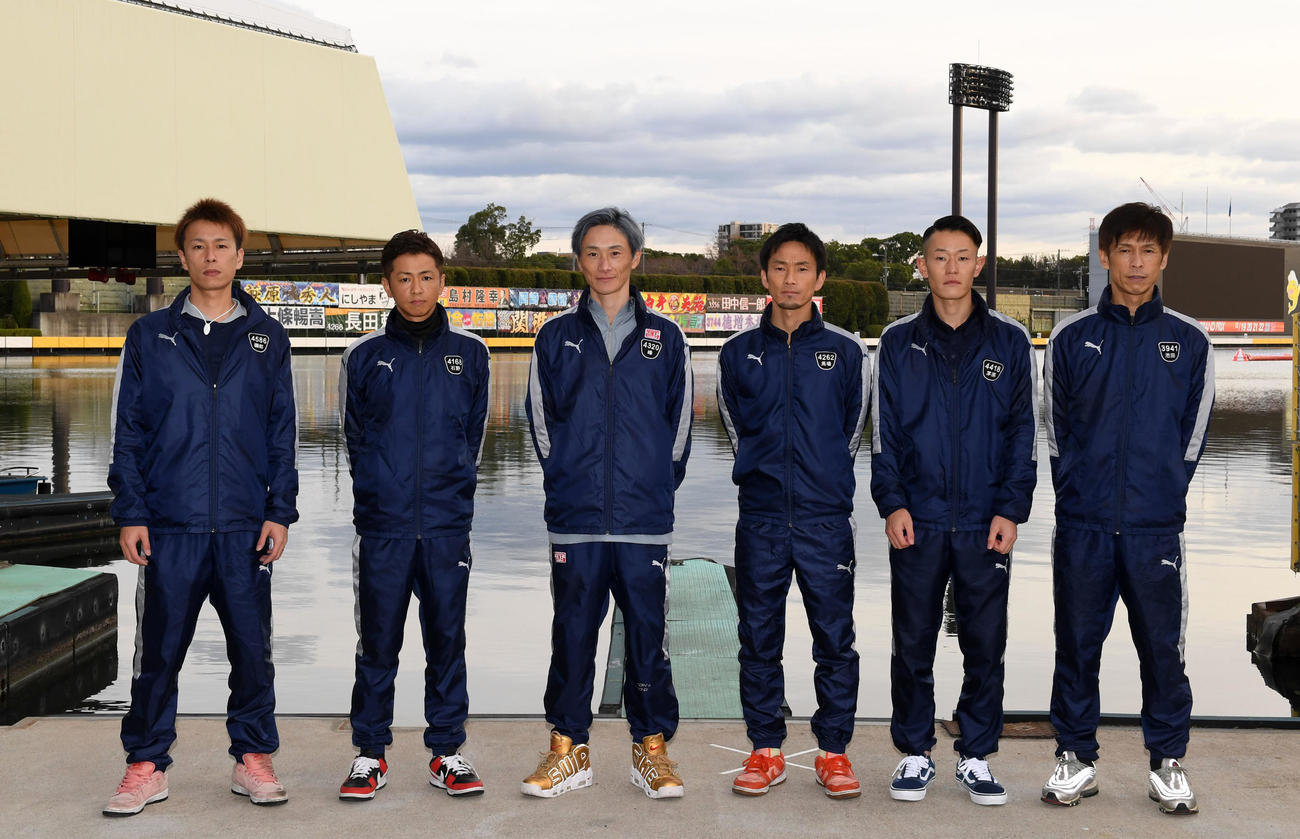 第38回グランプリ前検　健闘を誓うトライアル2nd出場選手。左から磯部誠、石野貴之、峰竜太、馬場貴也、茅原悠紀、池田浩二（撮影・前岡正明）