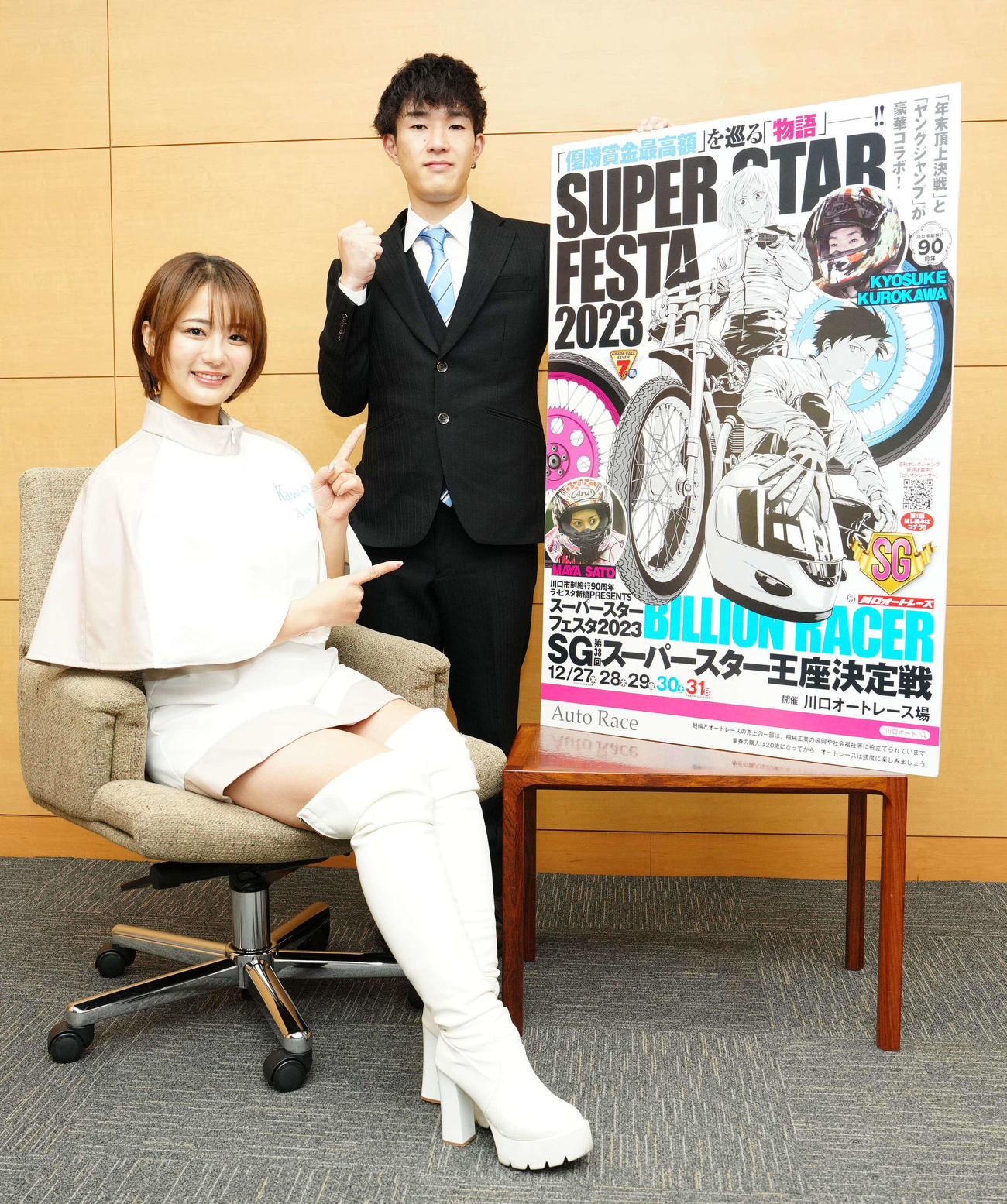 SG「スーパースター王座決定戦」のPRで来社した黒川京介（右）と川口オートイメージガールの平嶋夏海（撮影・江口和貴）