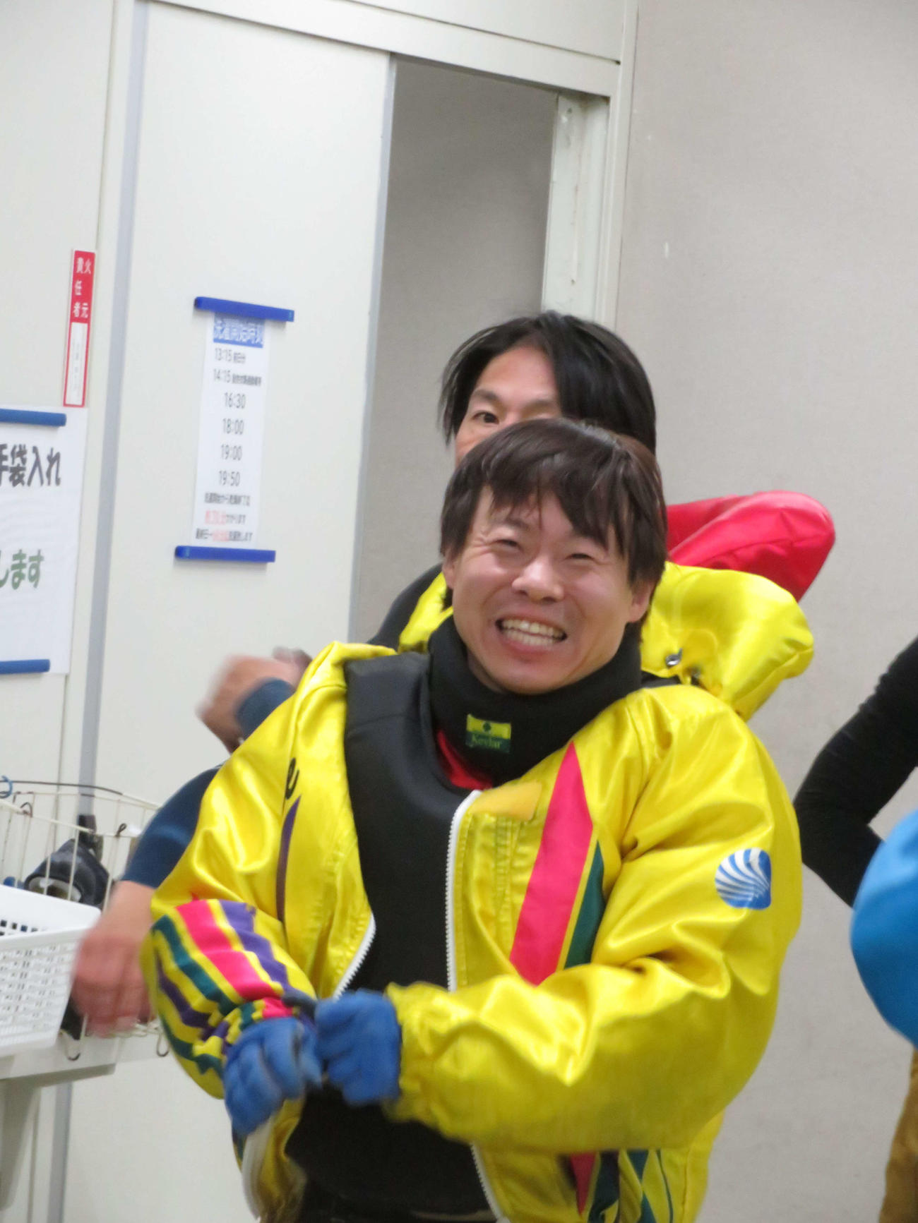 初日連勝を飾って笑顔の西川新太郎