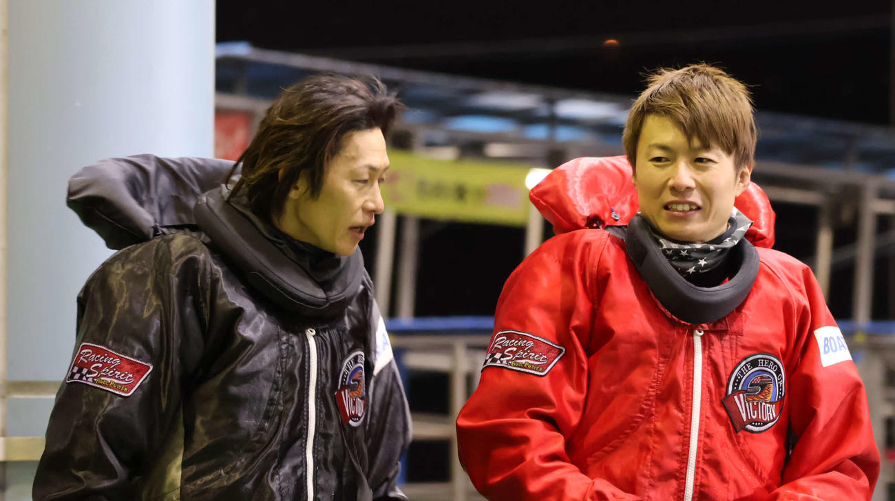 準優10Rで競り勝って2着の森永隆（右）が、3着の下條雄太郎と話しながら引き揚げてきた