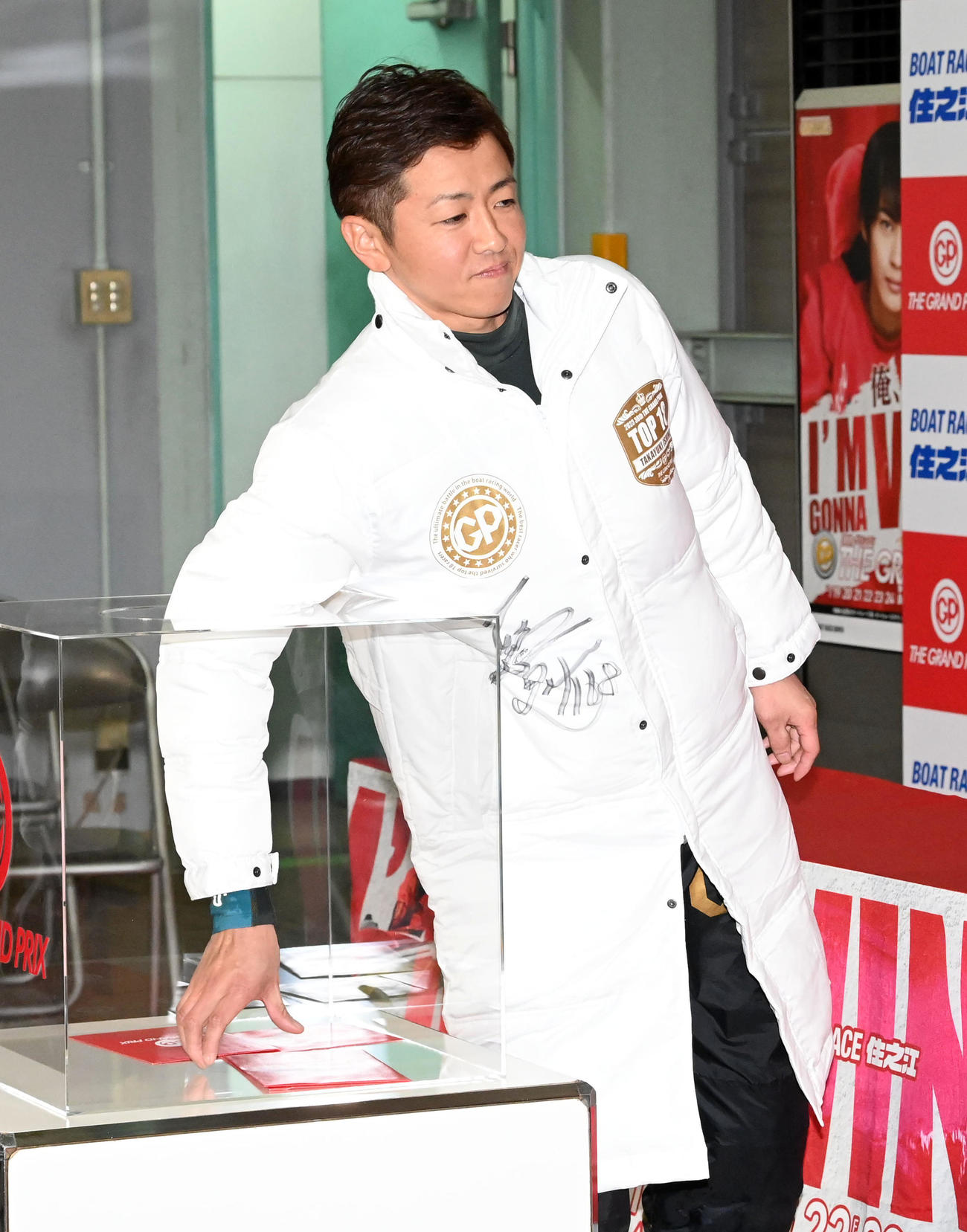B組の抽選を行う石野貴之（撮影・前岡正明）