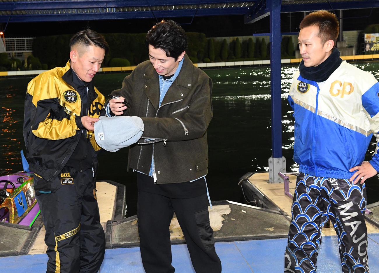西山貴浩（右）を激励に訪れたオリエンタルラジオ藤森慎吾（中央）にサインを求める茅原悠紀（撮影・前岡正明）