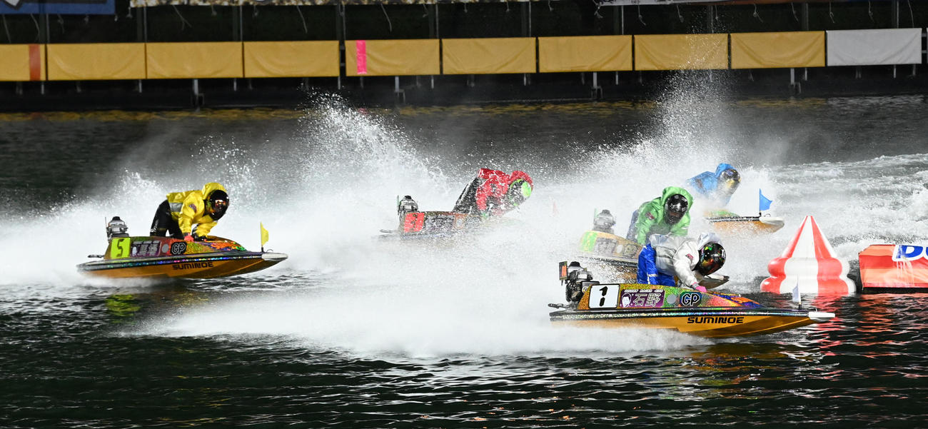 第38回グランプリ4日目　住之江12R1周2マーク（撮影・前岡正明）