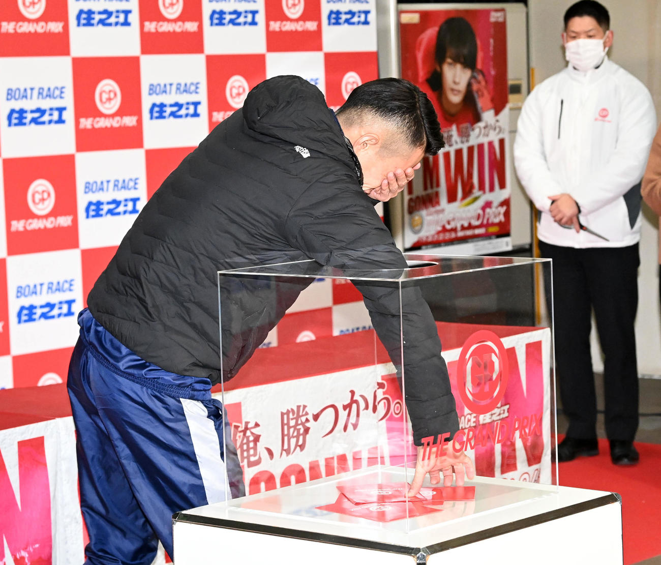 抽選BOXを見ずに封筒を引く茅原悠紀（撮影・前岡正明）