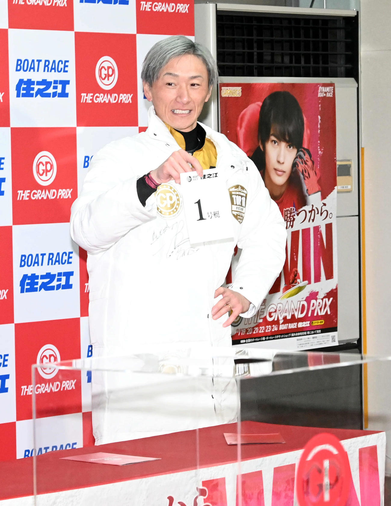 A組の抽選で1枠を当てた峰竜太（撮影・前岡正明）