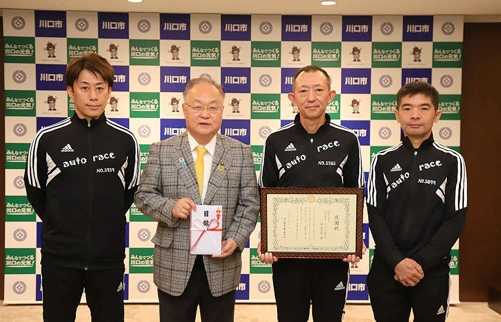 奥ノ木市長（左から2人目）にふるさと寄付の目録を渡した。左から小原望、若井友和、森谷隼人