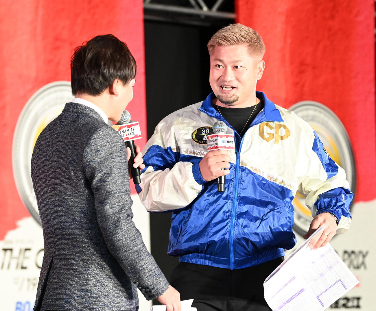 笑顔でトークステージを行ったDeNA森唯斗（撮影・前岡正明）