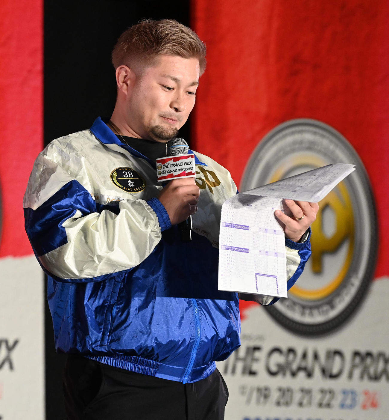 トークステージでグランプリの予想をするDeNA森唯斗（撮影・前岡正明）