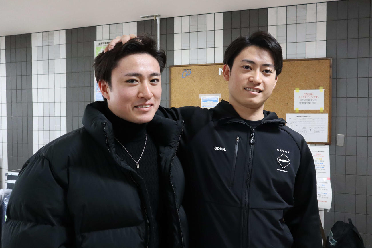 松本秀之介、松本秀之慎（左）の松本兄弟が仲良く記念写真