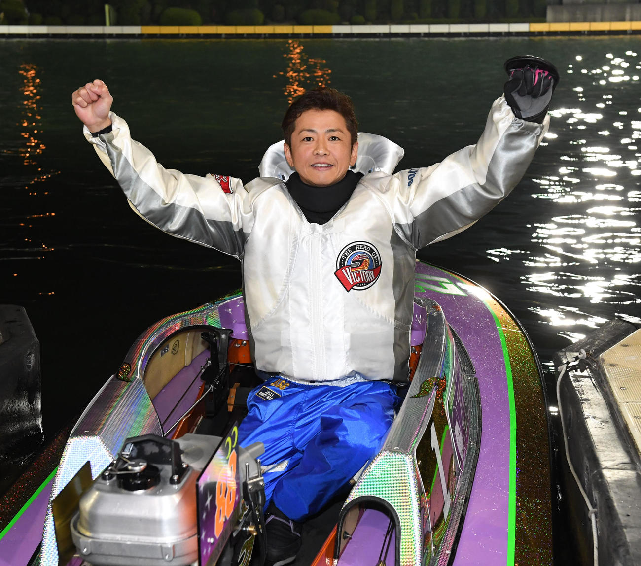 優勝した石野貴之はボートの上でガッツポーズ（撮影・前岡正明）