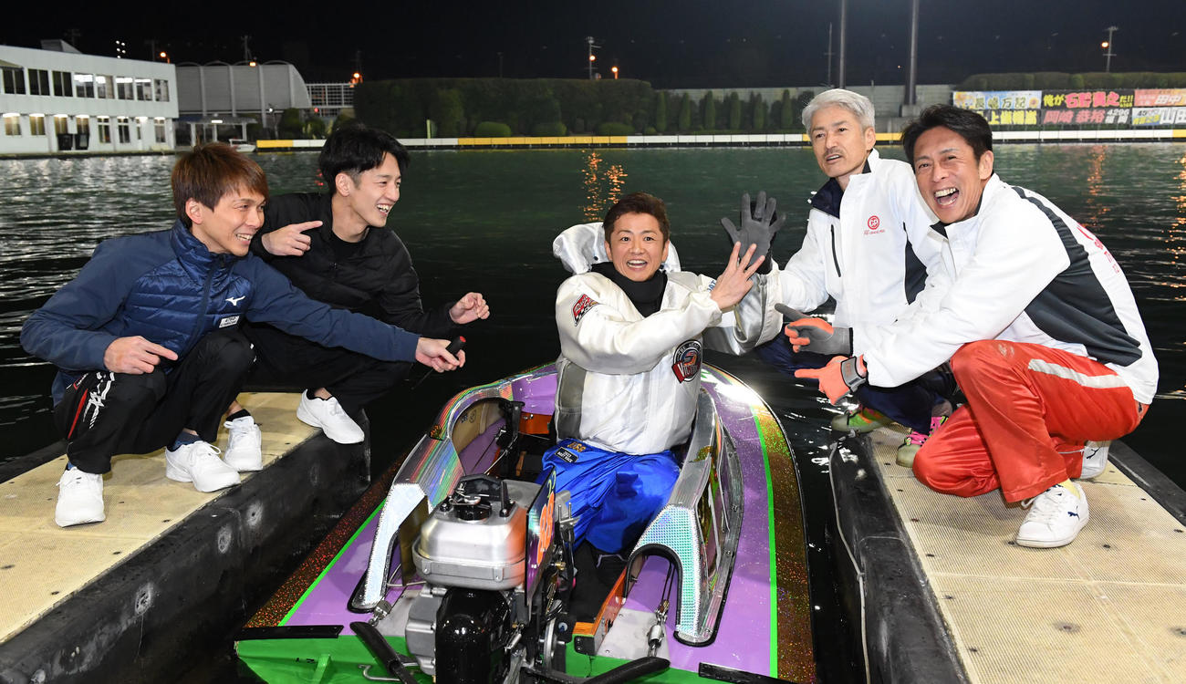 優勝した石野貴之は大阪支部の先輩後輩に祝福される（撮影・前岡正明）