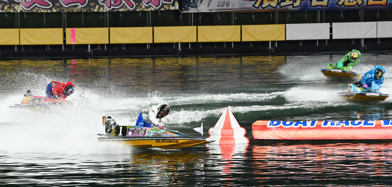 第38回グランプリ最終日　住之江12R1周2マーク　グランプリ優勝戦（撮影・前岡正明）