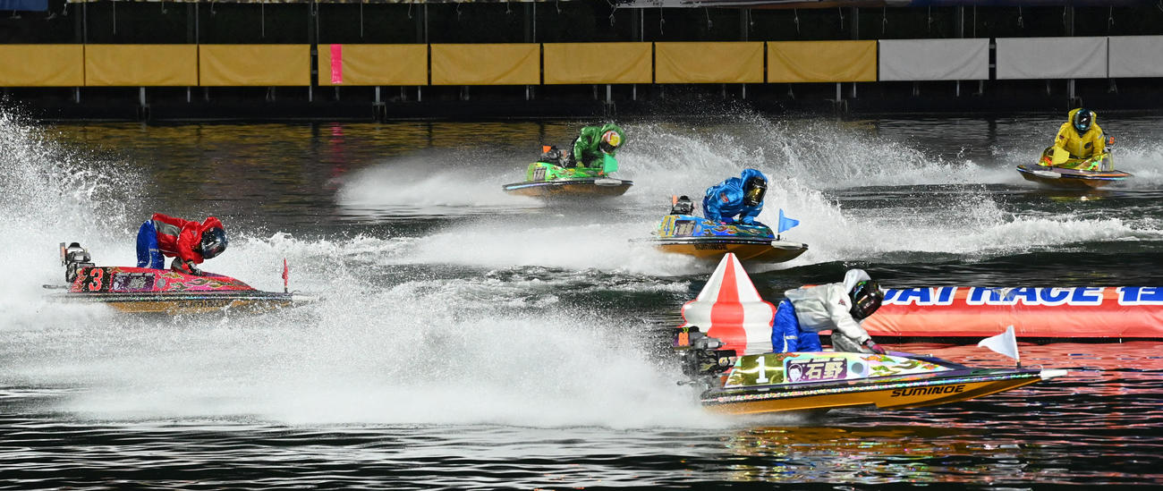 第38回グランプリ最終日　住之江12R1周2マーク　グランプリ優勝戦（撮影・前岡正明）