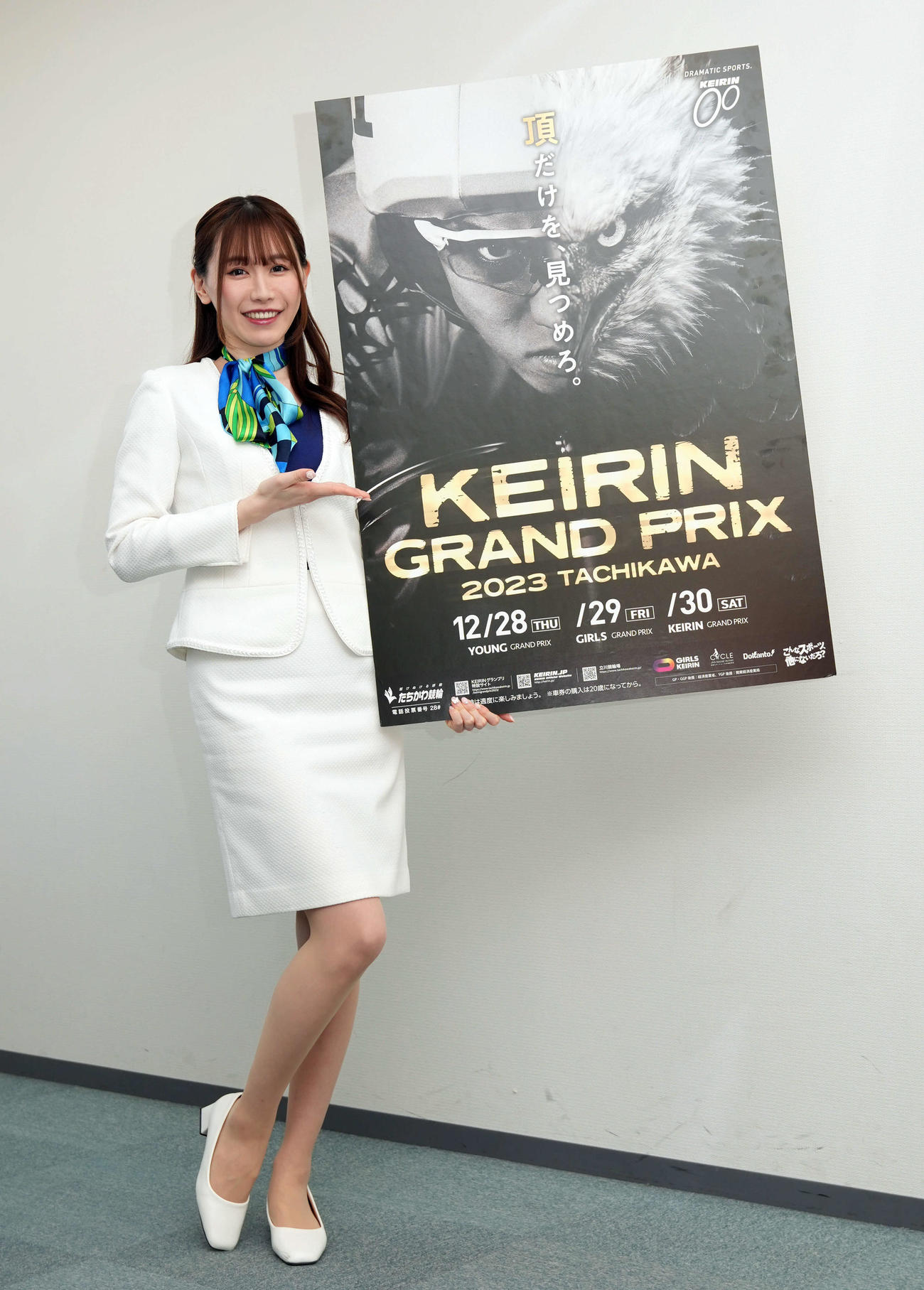 立川競輪「KEIRINグランプリ」のPRをするキャンペーンレディーの浜嶋りなさん（撮影・たえ見朱実）