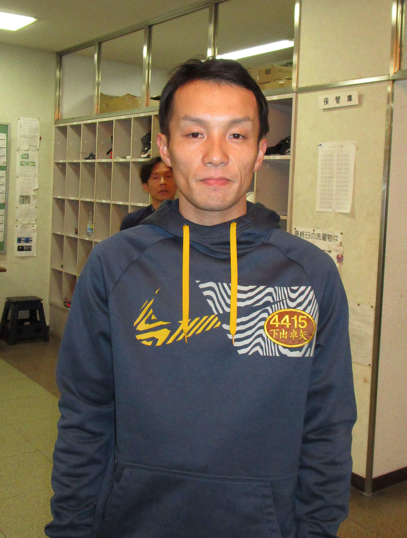 伸びを抜群に仕上げ、気配良好の下出卓矢（撮影・安井雅彦）
