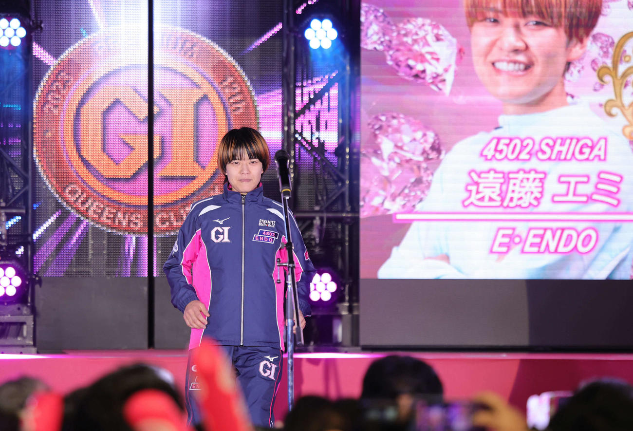 オープニングセレモニーに登場した遠藤エミ　（撮影・野上伸悟）