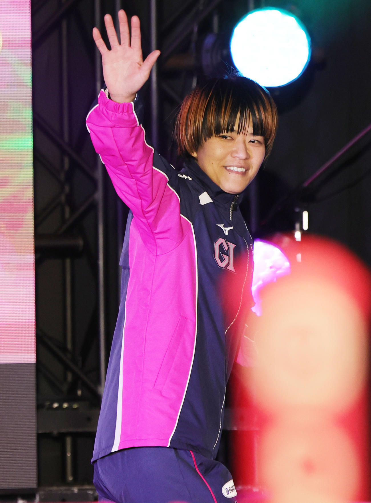 オープニングセレモニーでファンに手を振る遠藤エミ　（撮影・野上伸悟）