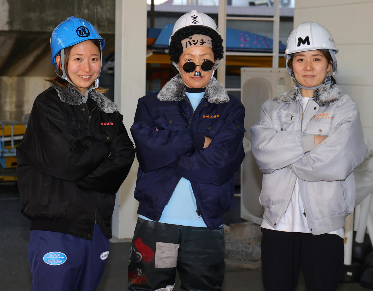 レースを終え工事用ヘルメットをかぶり記念撮影の左から西岡成美、岩崎芳美、桜本あゆみ（撮影・野上伸悟）