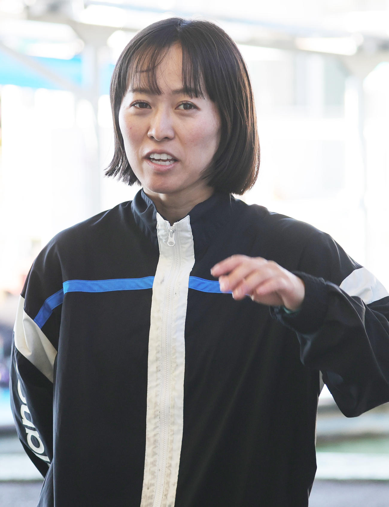 取材対応する関野文（撮影・野上伸悟）