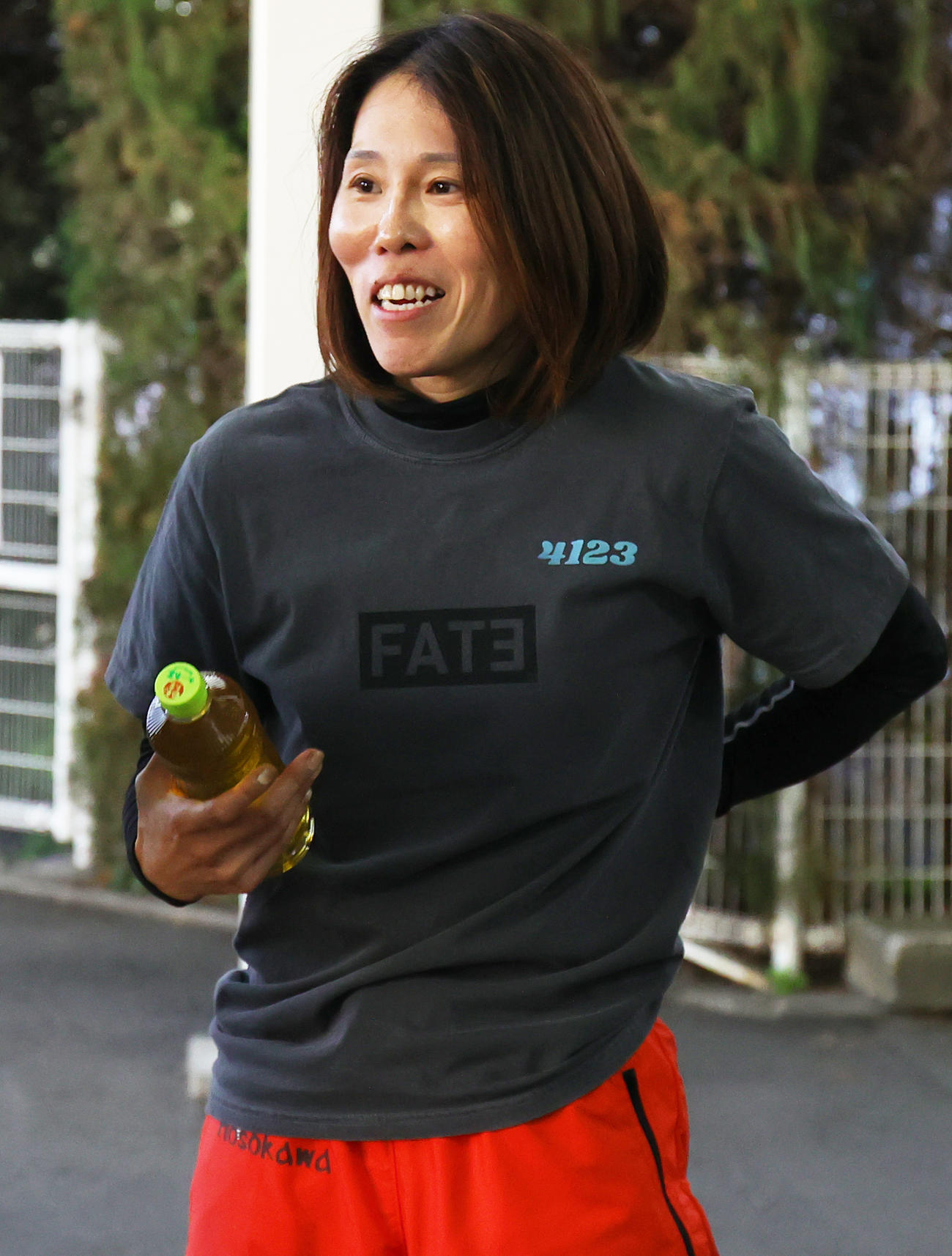 12R1着の細川裕子は笑顔で取材対応（撮影・野上伸悟）