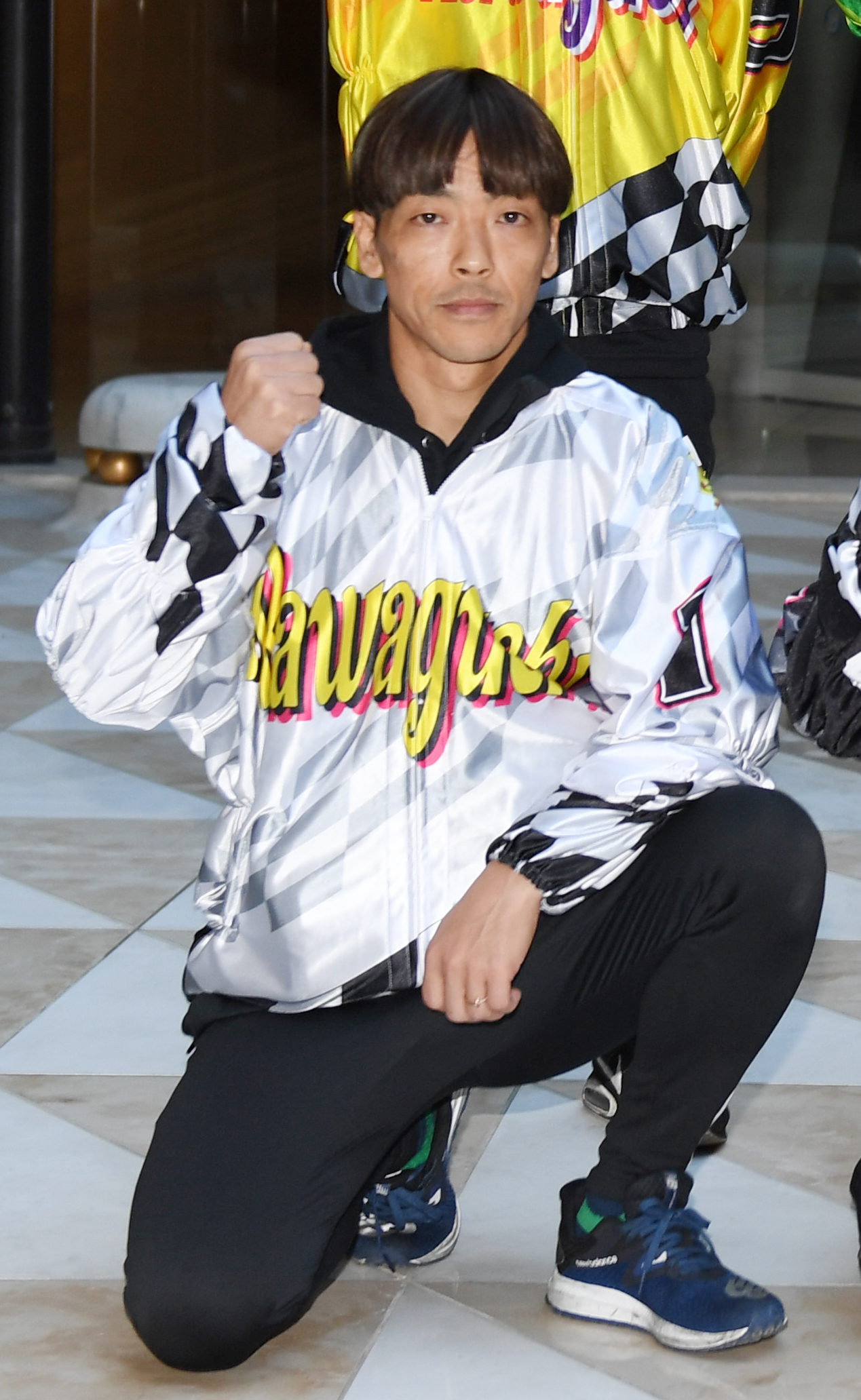 SSトライアル戦に向けガッツポーズする青山周平（撮影・柴田隆二）