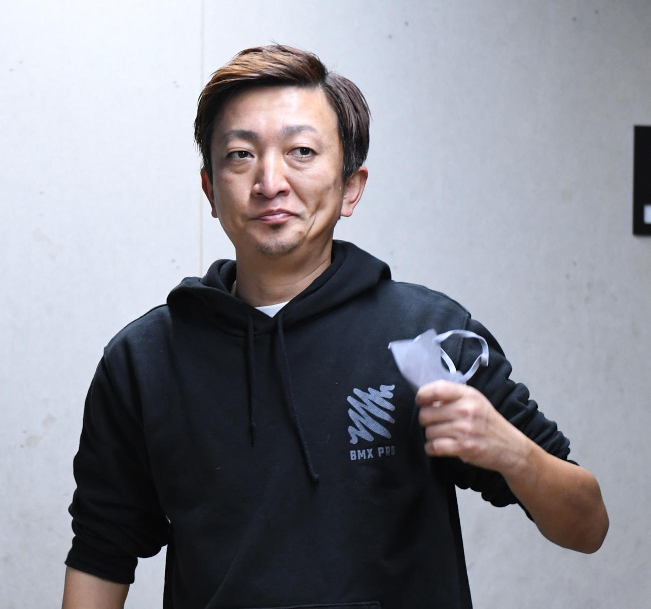 前検で撮影に応じる荒尾聡（撮影・柴田隆二）