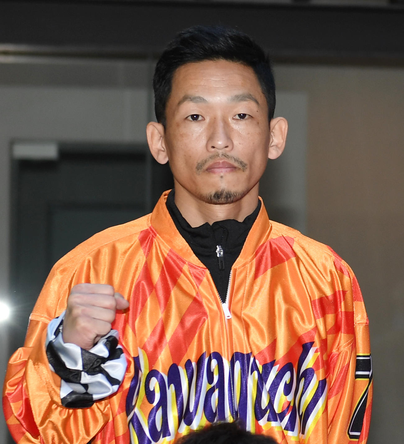 ガッツポーズする中村雅人（撮影・柴田隆二）