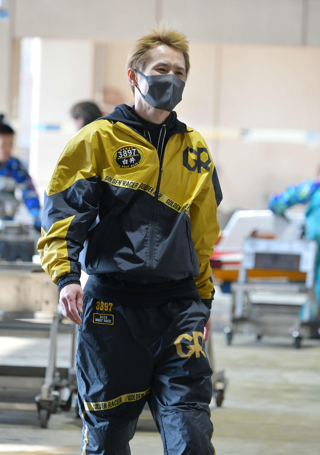 白井英治がシリーズをリードする