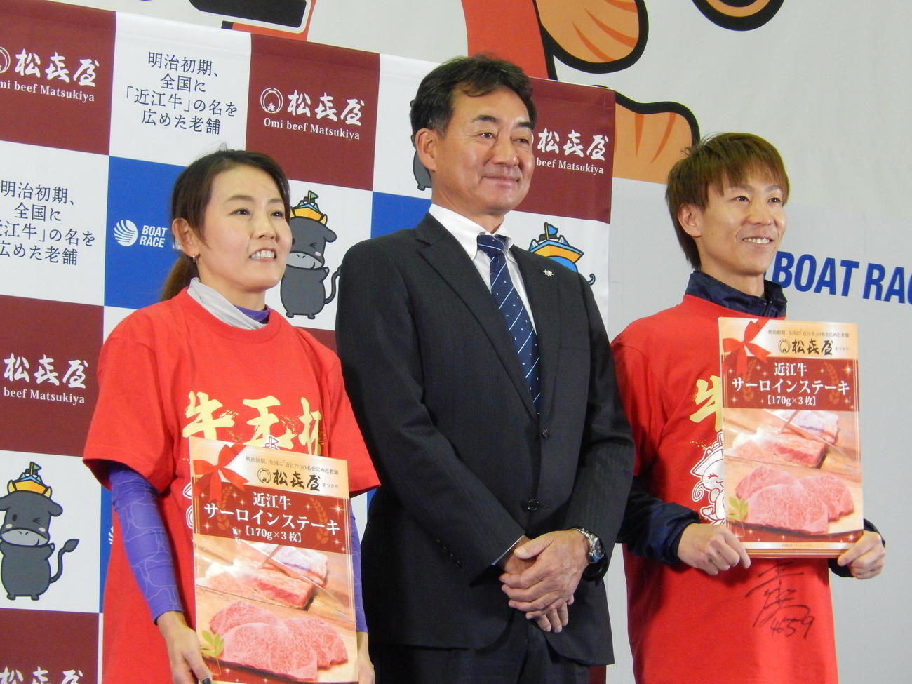 男女W優勝戦を制した木下翔太（右）と香川素子（左）が、副賞の近江牛を手にした