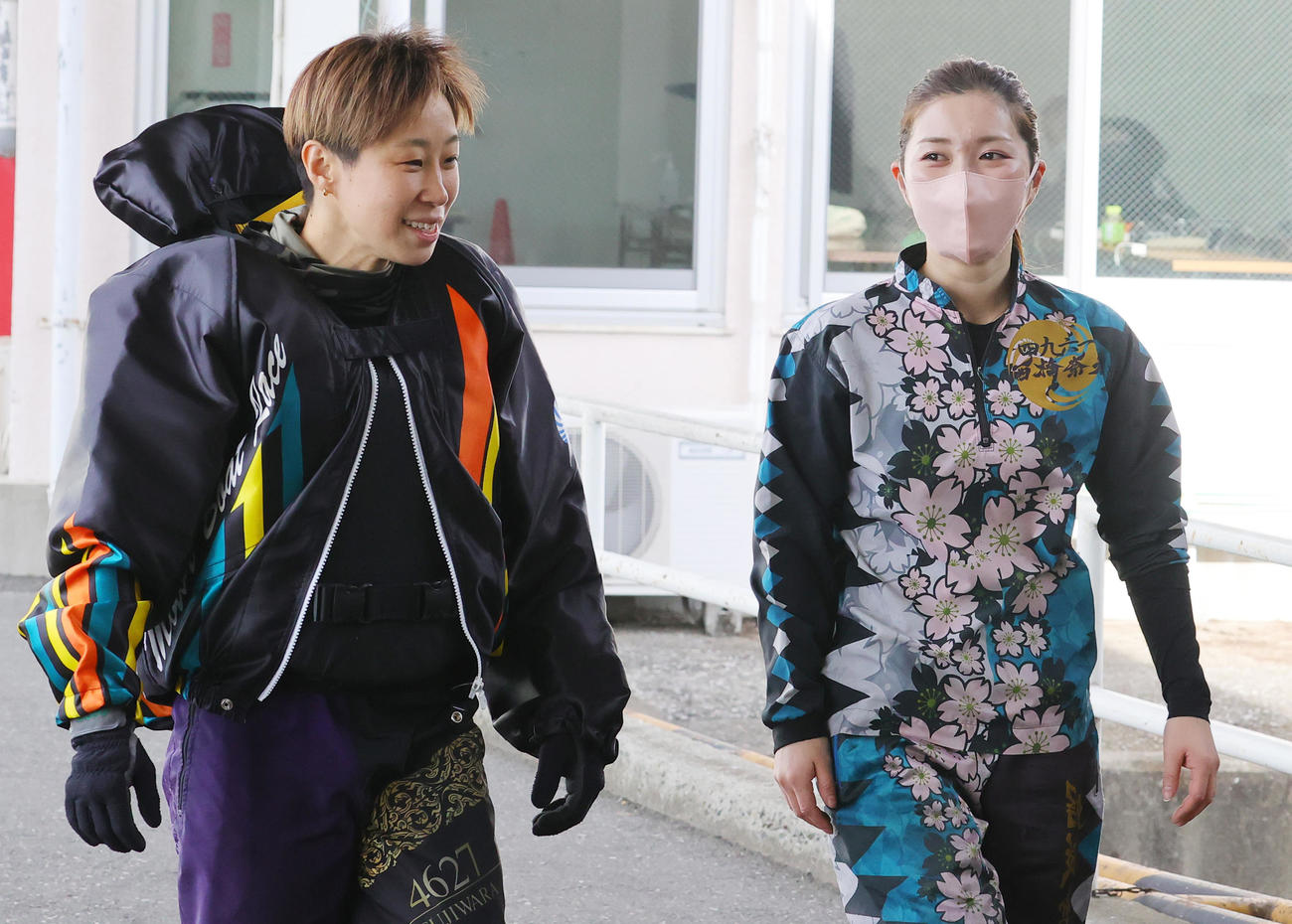 談笑する藤原菜希（左）と西橋奈未（撮影・野上伸悟）
