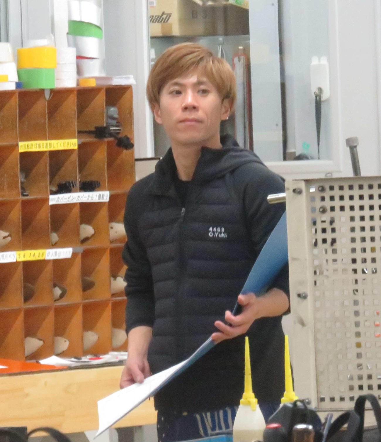 大池佑来が好発進へ整備室で機歴をチェックする