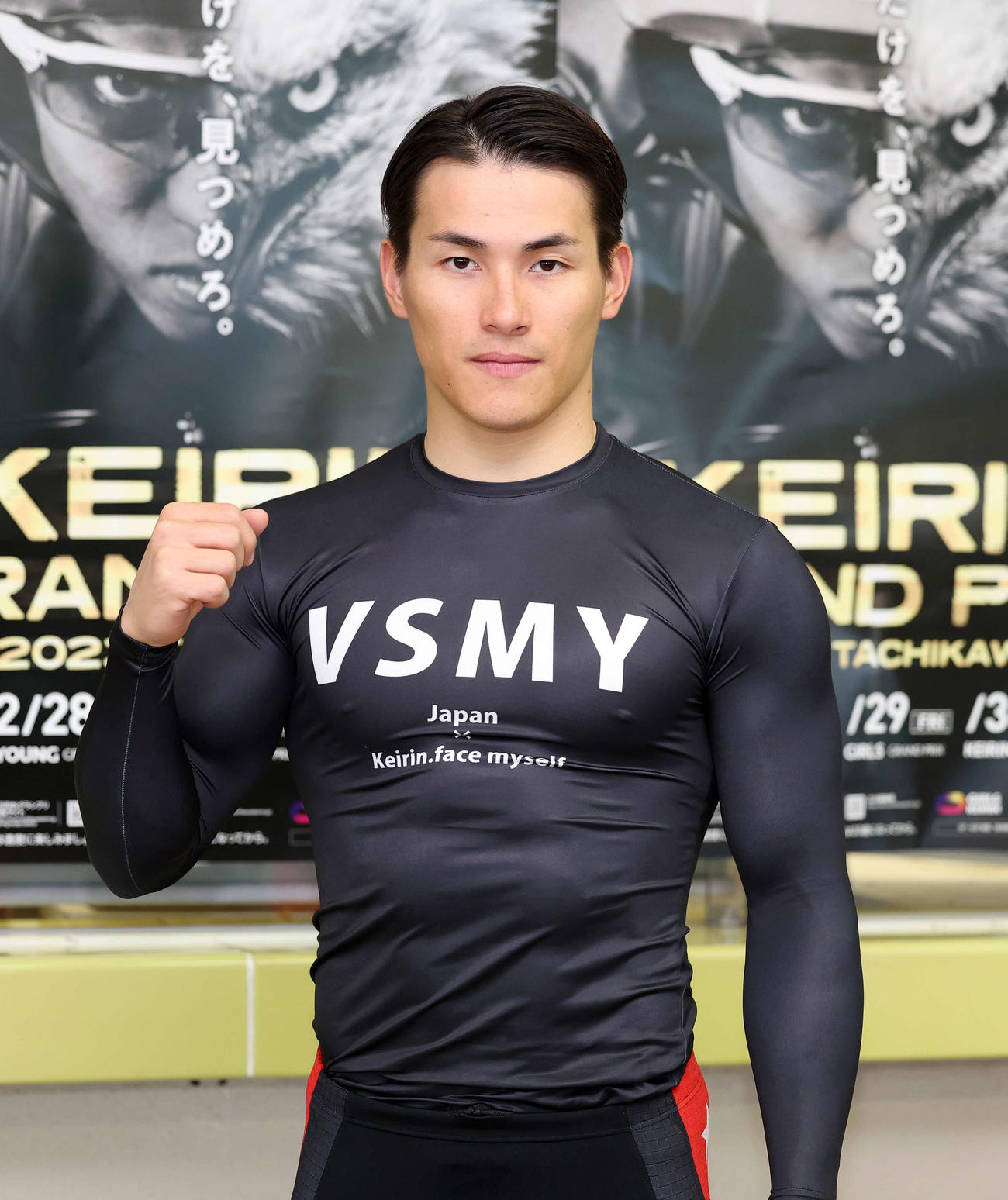 ポーズを決める太田海也（撮影・鈴木正人）