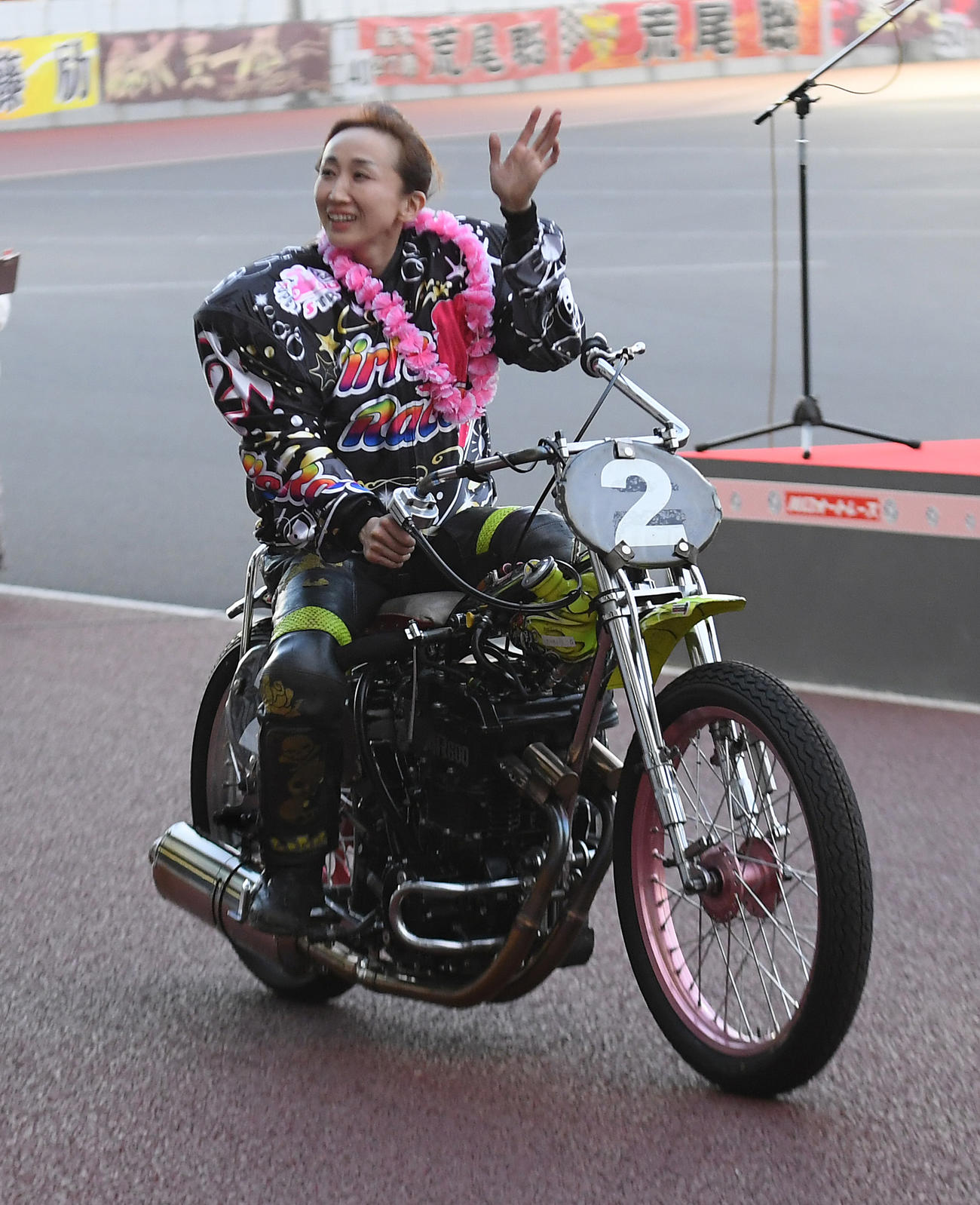 SSガールズ王座決定戦で1着の藤本梨恵はウイニングランする（撮影・柴田隆二）