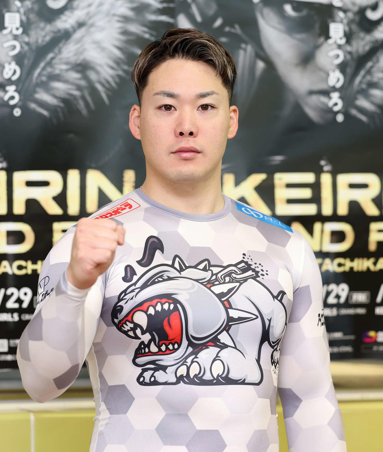 ポーズを決める犬伏湧也（撮影・鈴木正人）