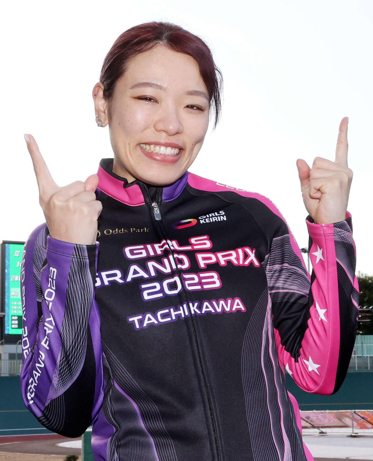 ポーズを決める佐藤水菜（撮影・鈴木正人）
